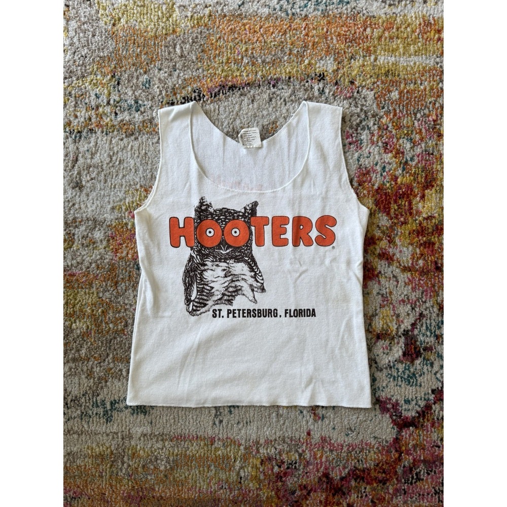 Vintage 90s Hooters "Delightfully Tacky Yet Unrefined" Tank Top White Medium‎